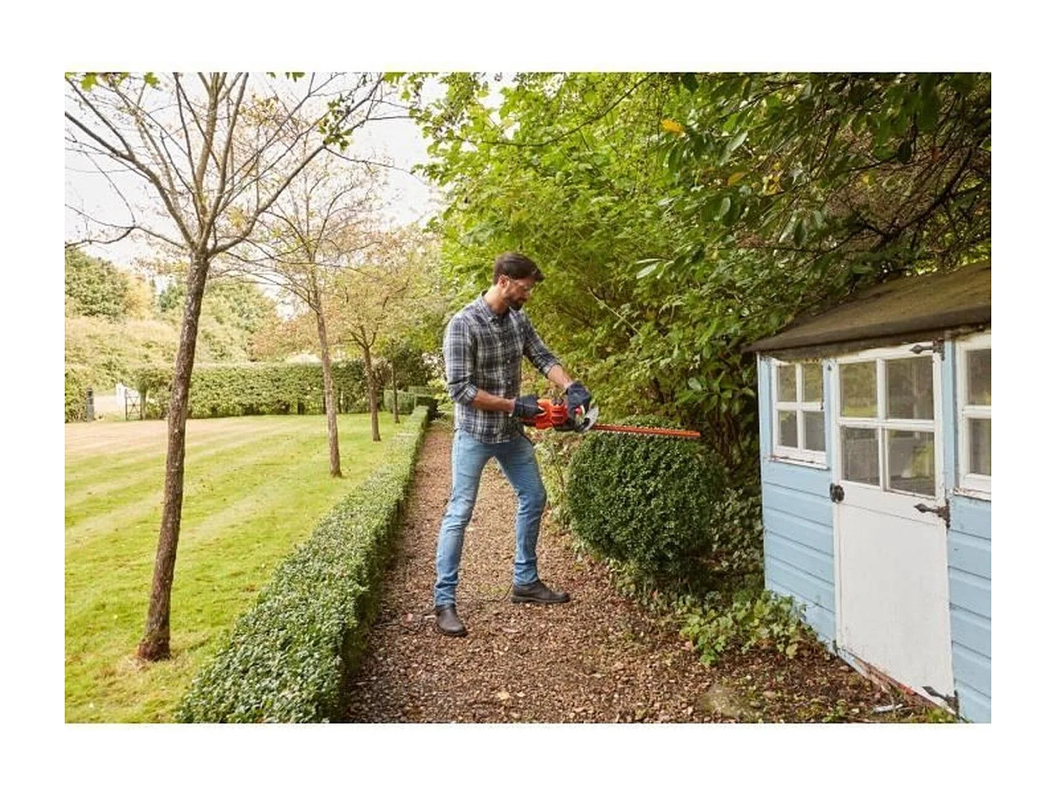 Nożyce do żywopłotu przewodowe BLACK+DECKER BEHT201 45 cm, 420W, ostrze diamentowe, cięcie 16 mm, ergonomiczna rękojeść