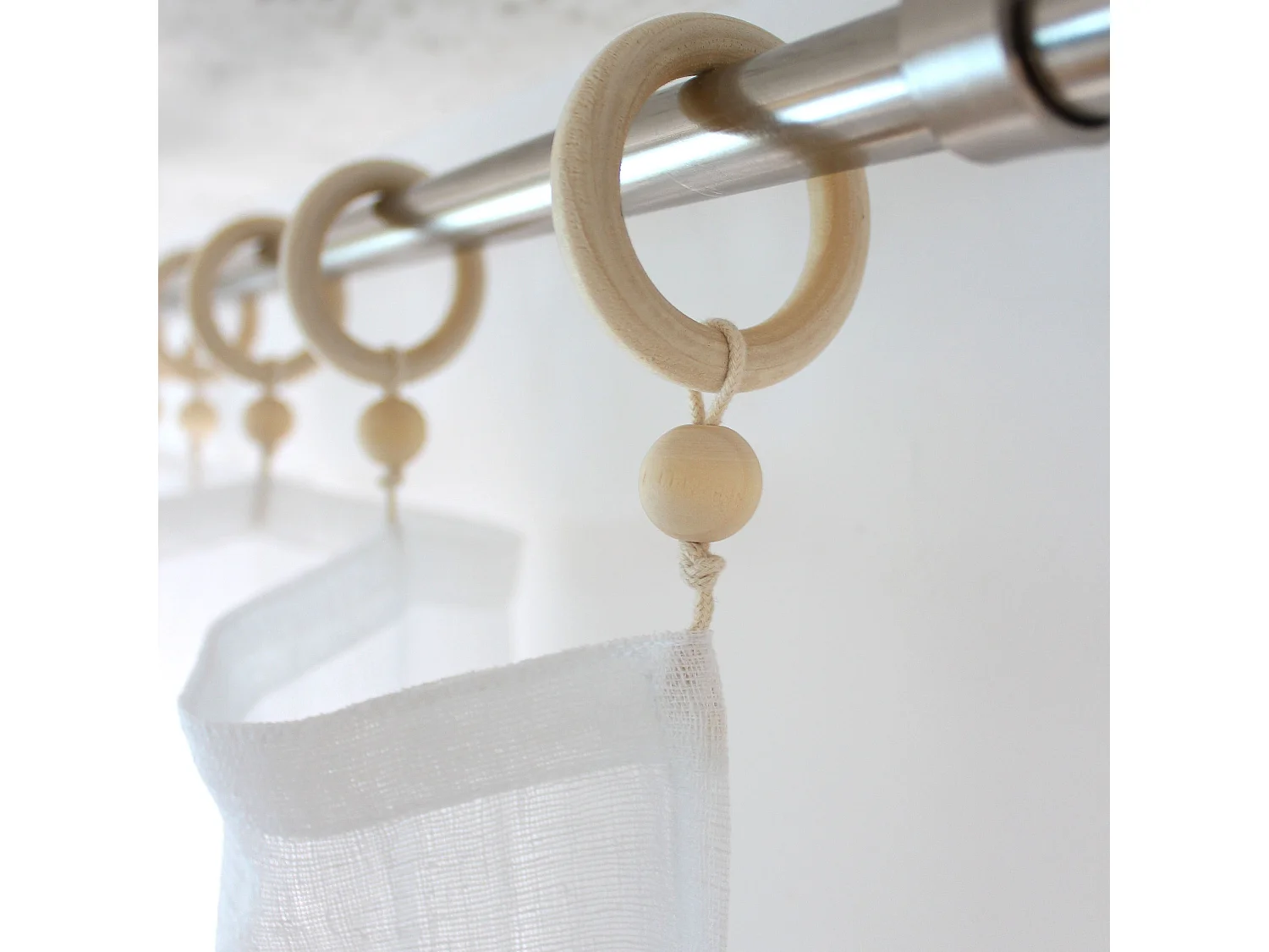 2 voilages à œillets en bois, 140x240cm, blanc, aspect lin, Collection Natura, CMADECO