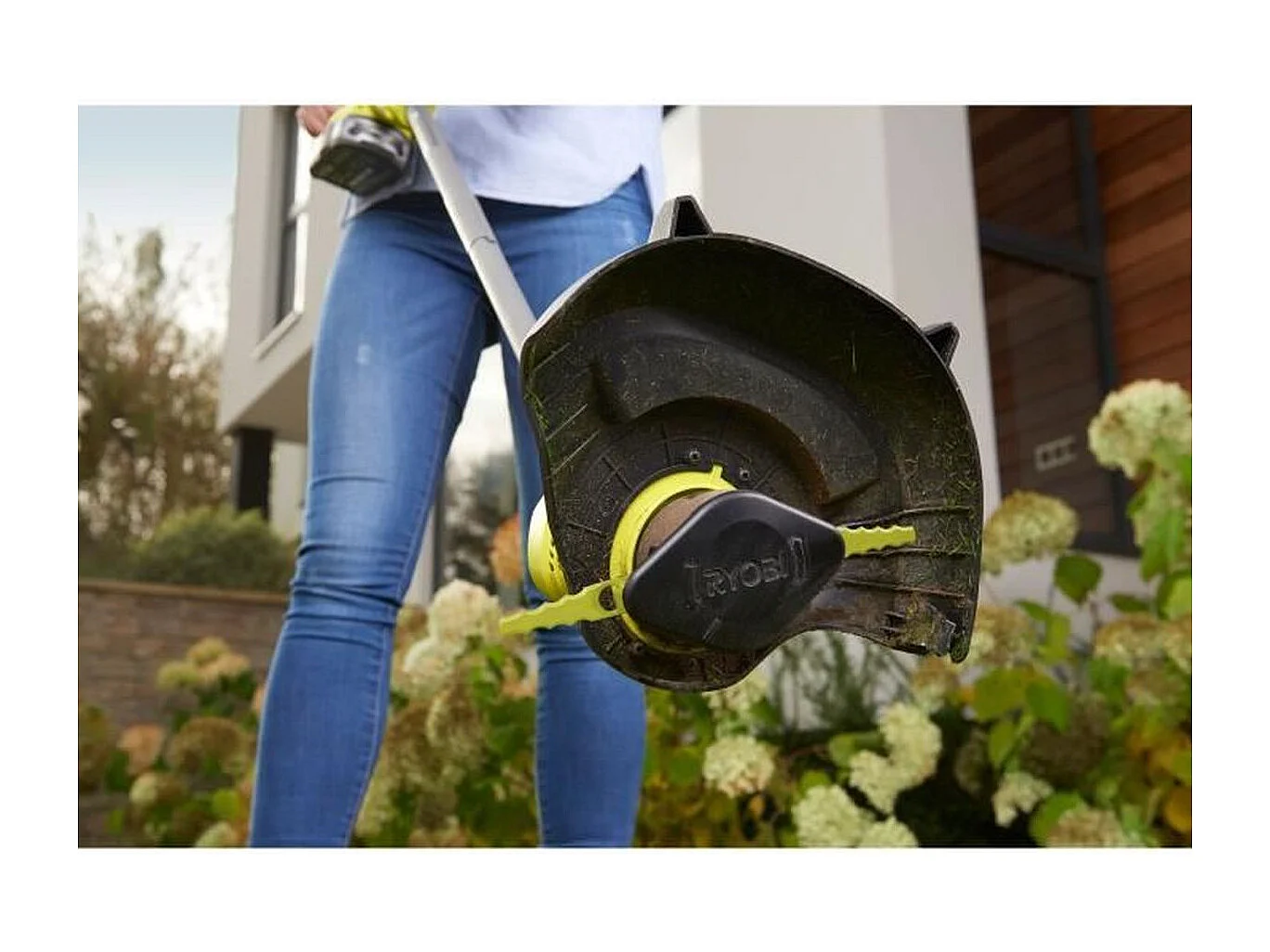 Hybrydowa podkaszarka Ryobi 18V ONE+ Ø 25-30 cm z akumulatorem 2,5 Ah, szybka ładowarka i teleskopową rurą