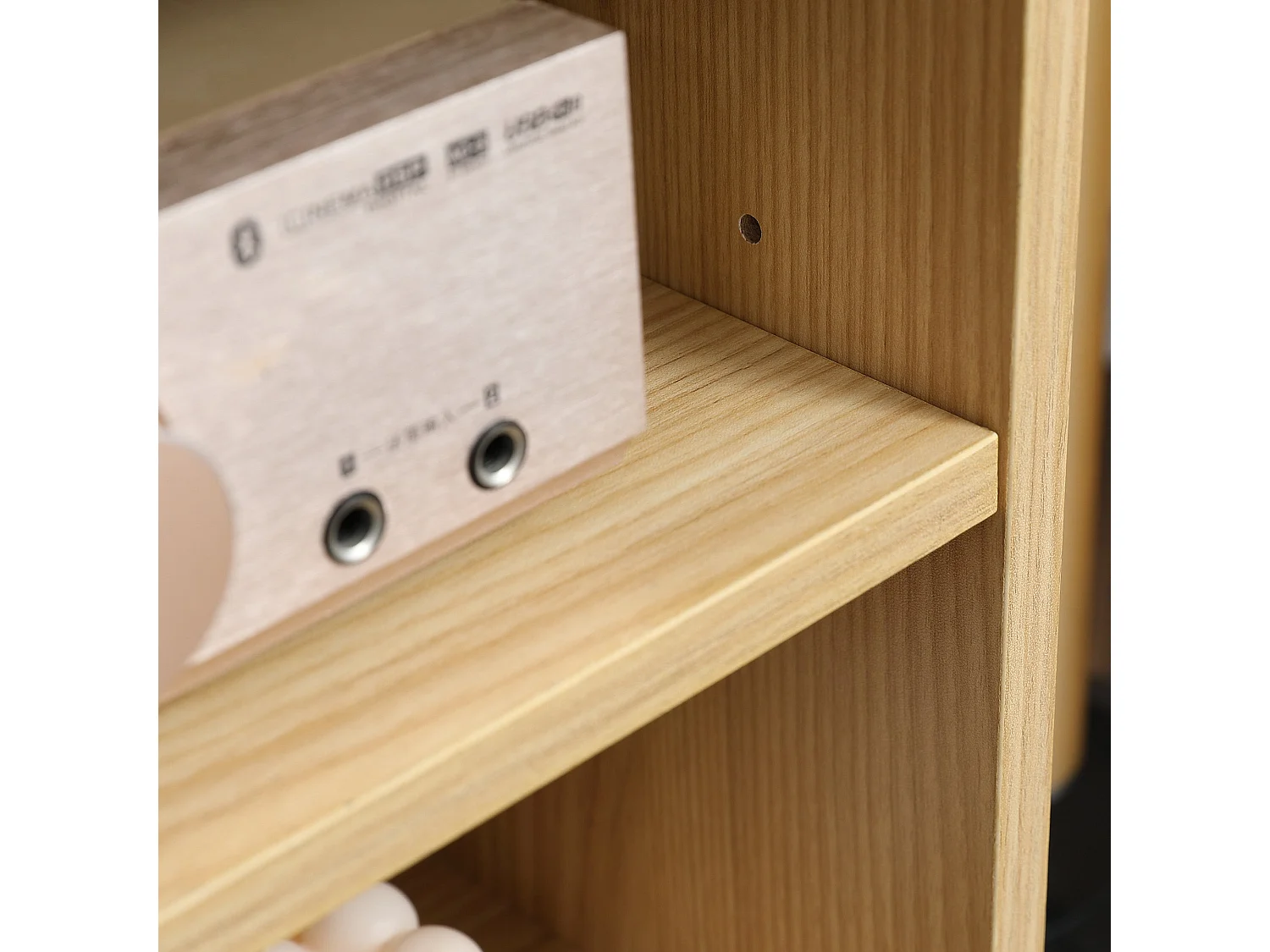 Meuble TV pour télévision jusqu'à 46 pouces design scandinave 2 portes 2 niches avec passe-câbles 110 x 39 x 48,8 cm