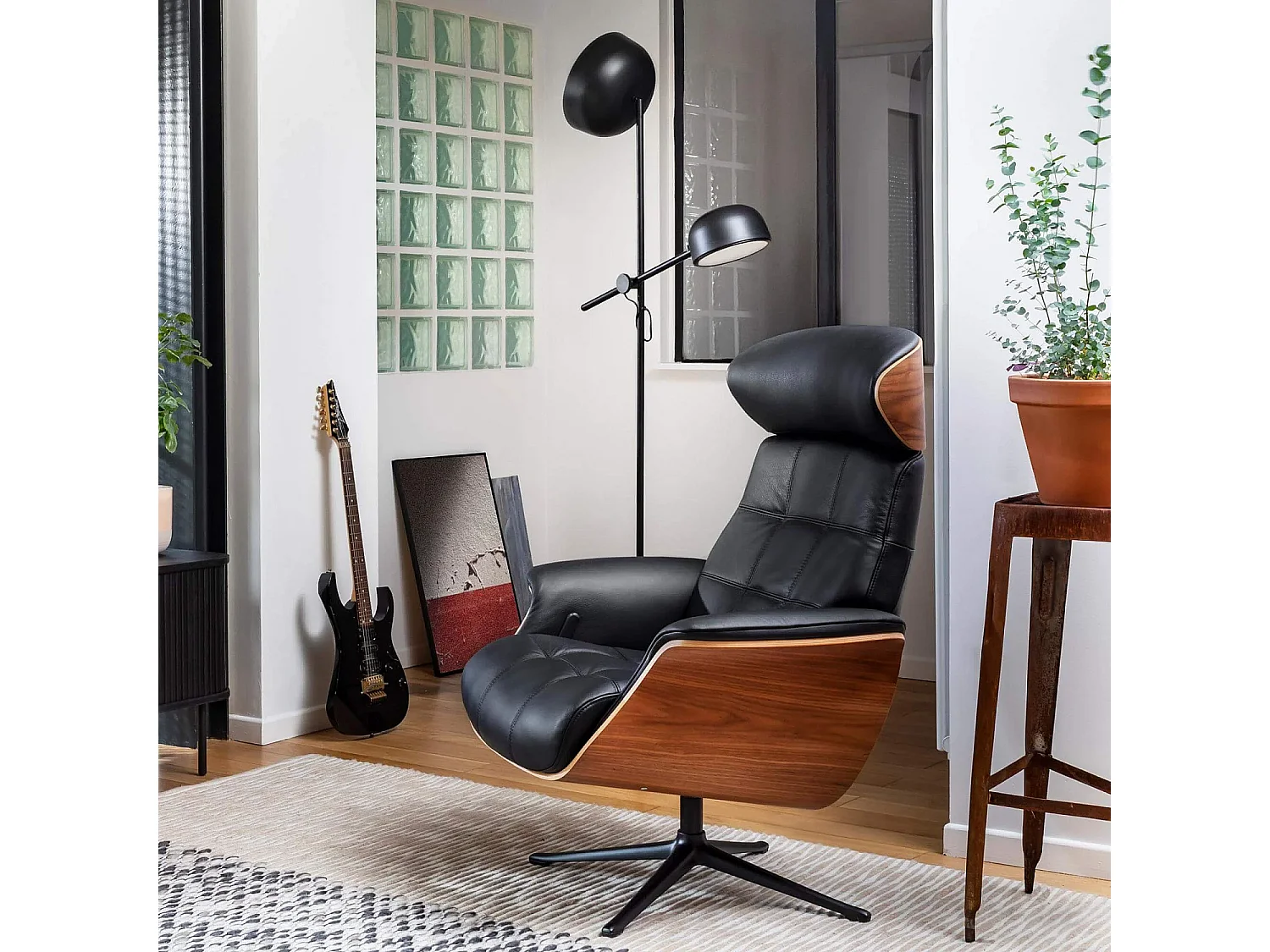 Fauteuil en cuir Savoy, bois plaqué noyer et aluminium noir mat - Noir obsidienne