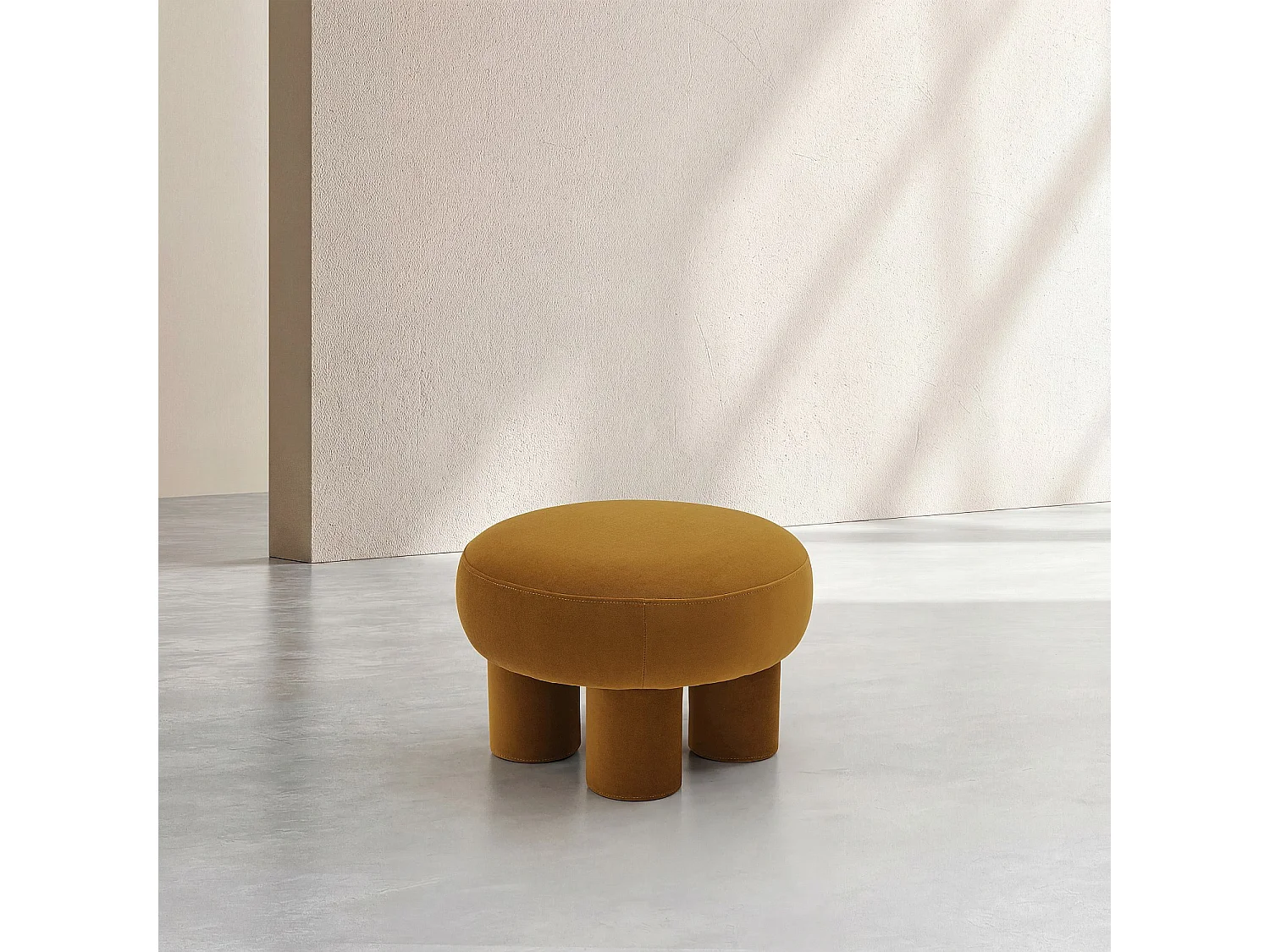 Grand pouf en tissu velours - Ocre