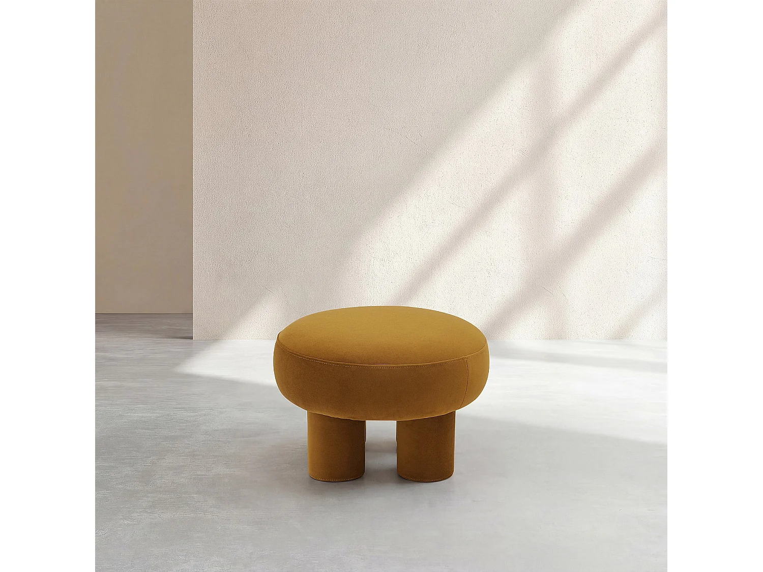 Grand pouf en tissu velours - Ocre