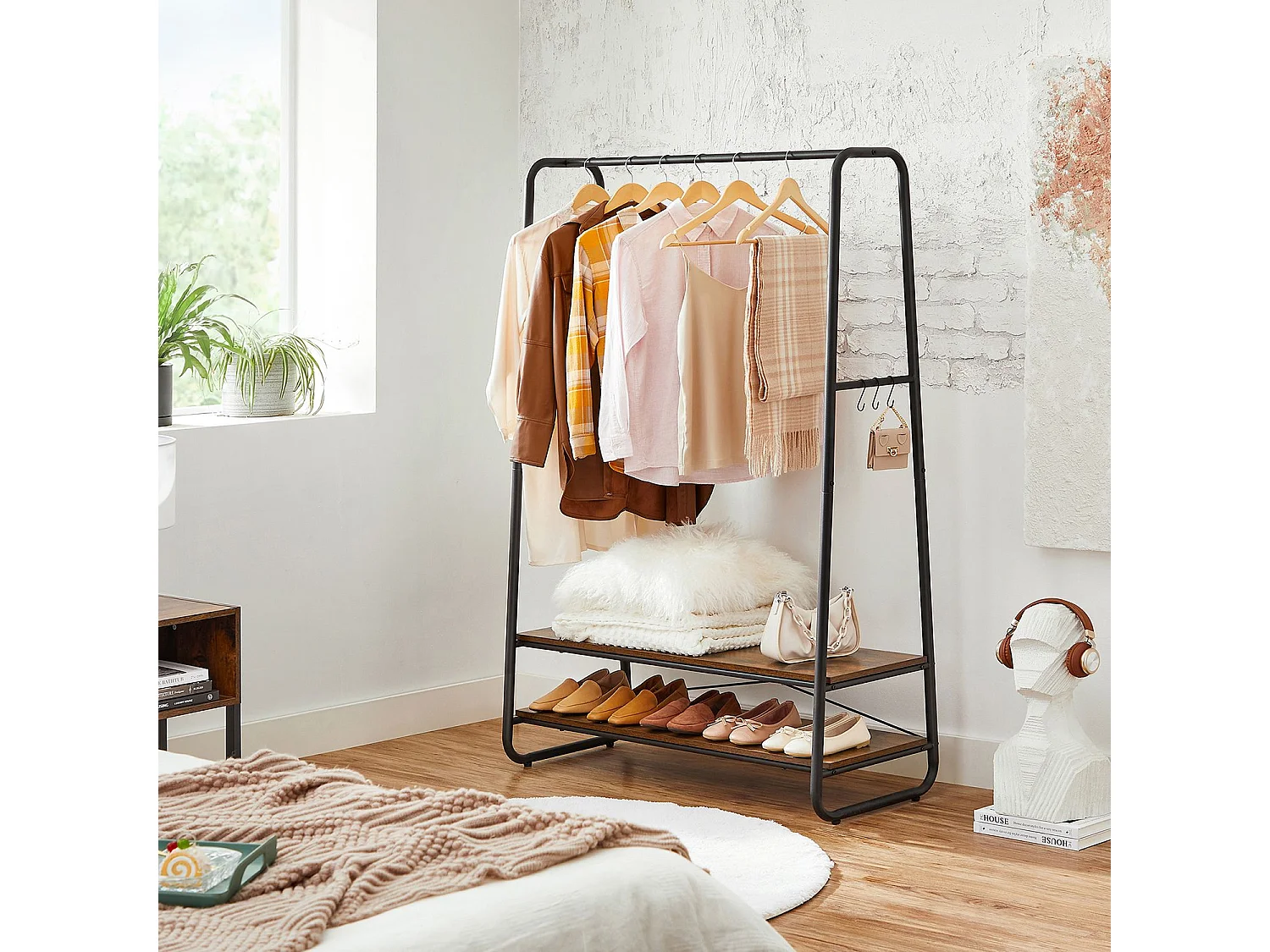 VASAGLE Kleiderstange, Heavy-Duty-Kleiderständer mit 2 Ablagen, 6 S-Haken und Stahlrahmen für das Schlafzimmer, industriell, rustikal braun und schwarz RGR112B01