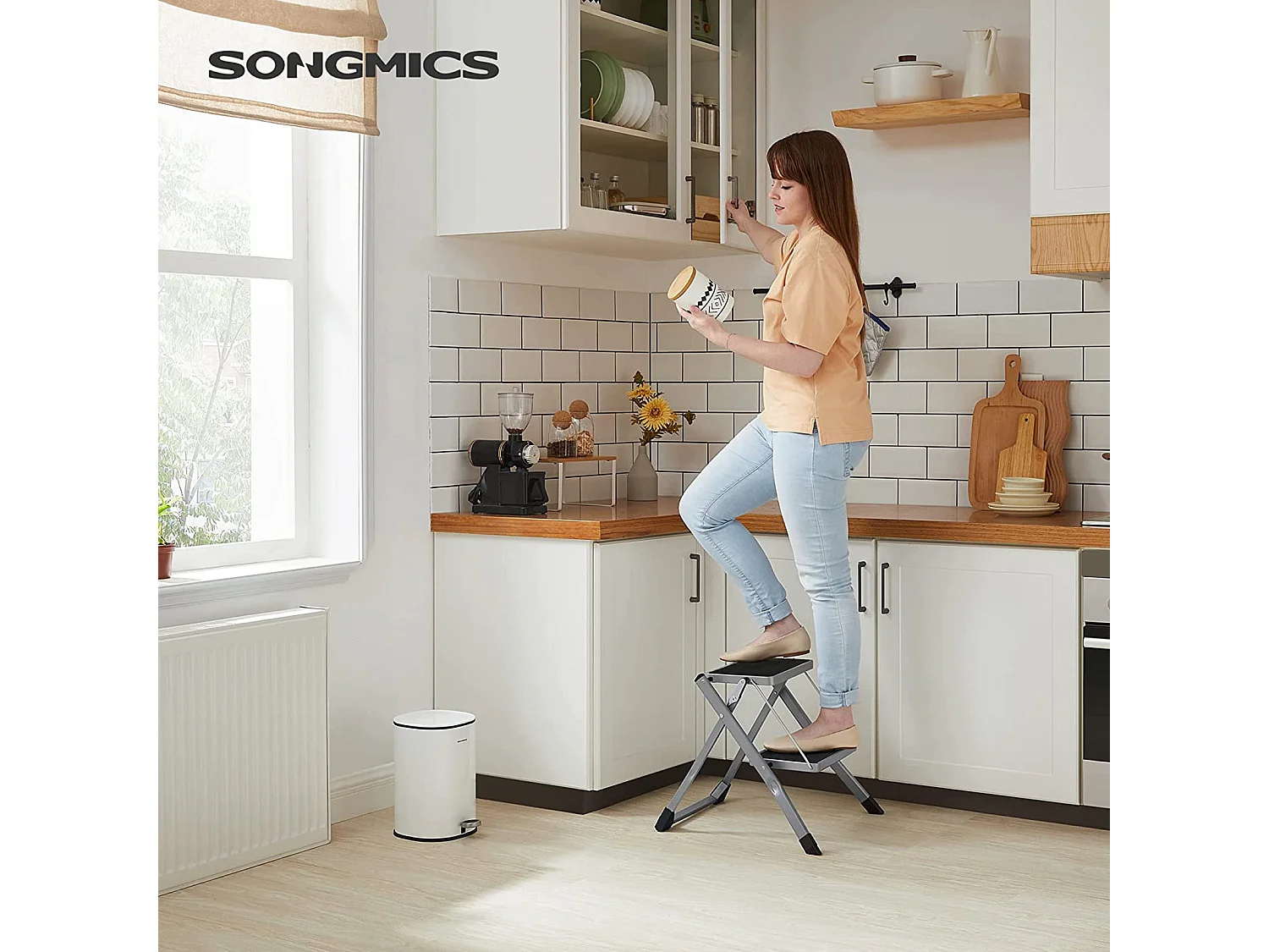 SONGMICS 2-Stufen-Leiter, Klappleiter, 20 cm breite Stufen mit rutschfestem Gummi überzogen, mit Handgriff, Max. Statische Belastung 150 kg, Stahl, Grau und