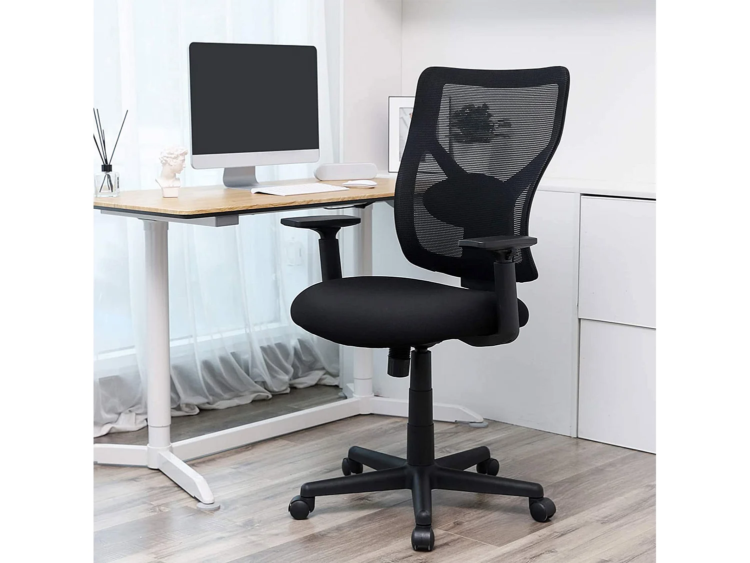 SONGMICS Mid-back Mesh Office Chair, drejelig ergonomisk stol med vippemekanisme, polstret med indvendig fjeder, justerbar lændestøtte, armlæn,