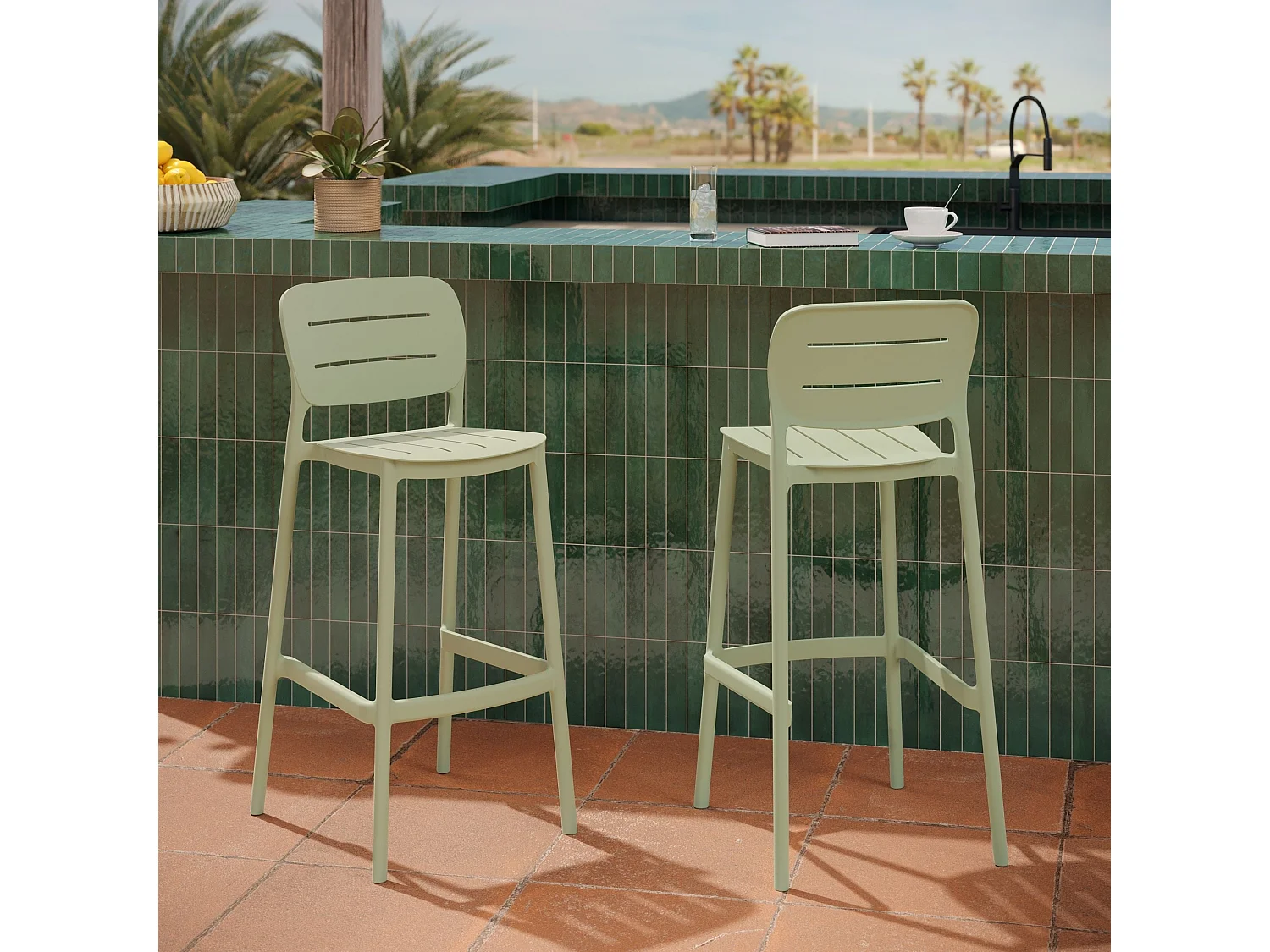Lot de 2 chaises de bar de jardin 75 cm en plastique vert pastel - Lola