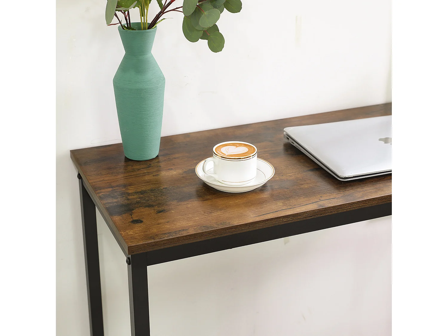 Smalt barbord i industriel stil