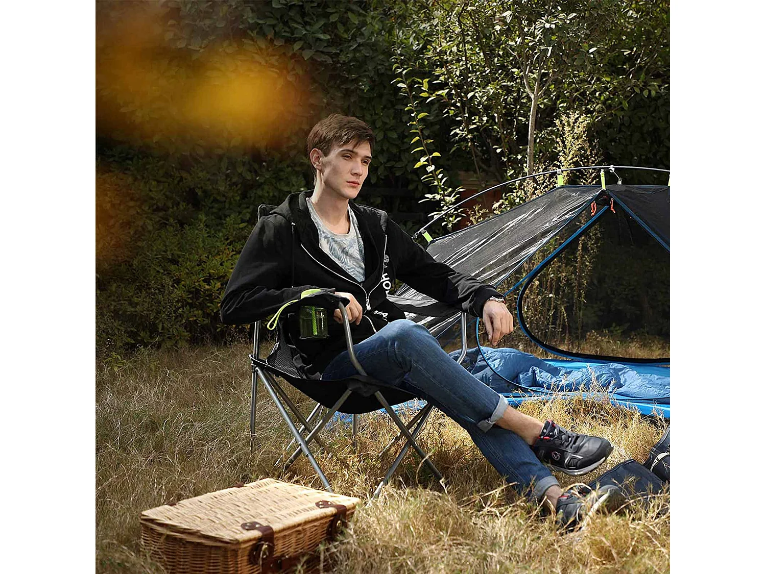 SONGMICS Sæt med 2 sammenklappelige campingstole, komfortabel, kraftig struktur, maks. Belastningskapacitet 150 kg, med kopholder, udendørs stole, sort GCB08BK