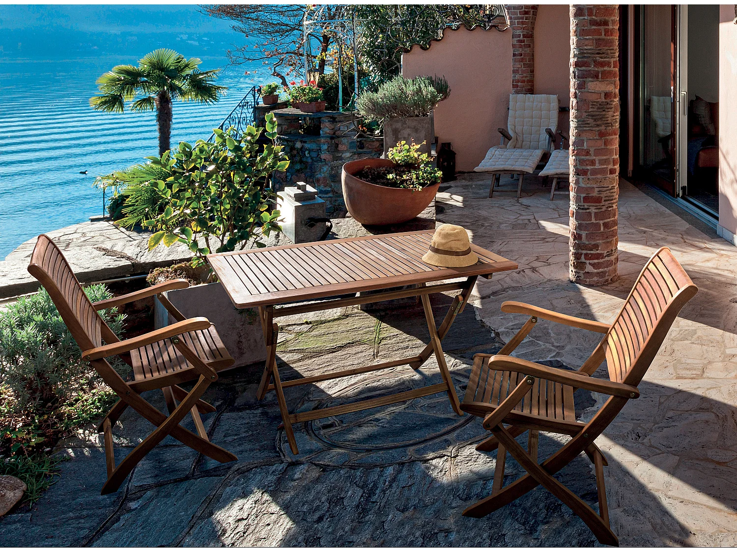 Lot de 2 chaises pliantes d’extérieur NOEMI avec accoudoirs – bois d’acacia huilé