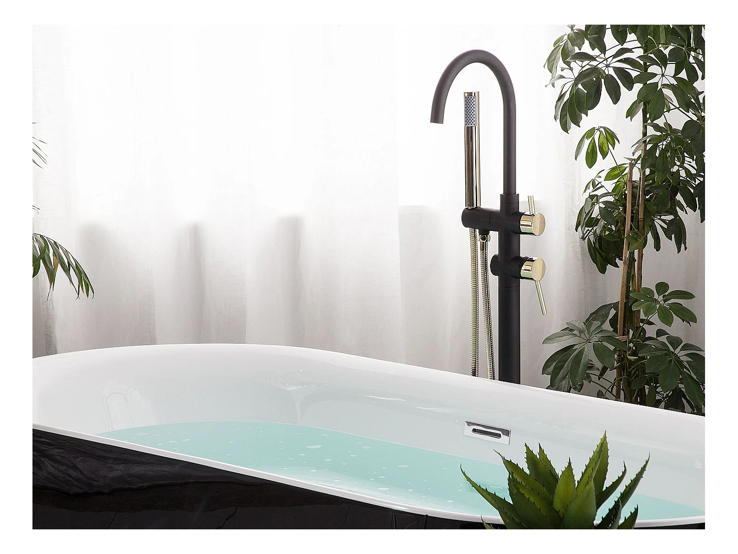 Badewannenarmatur freistehend matt schwarz mit Elementen in Gold aus Messing
