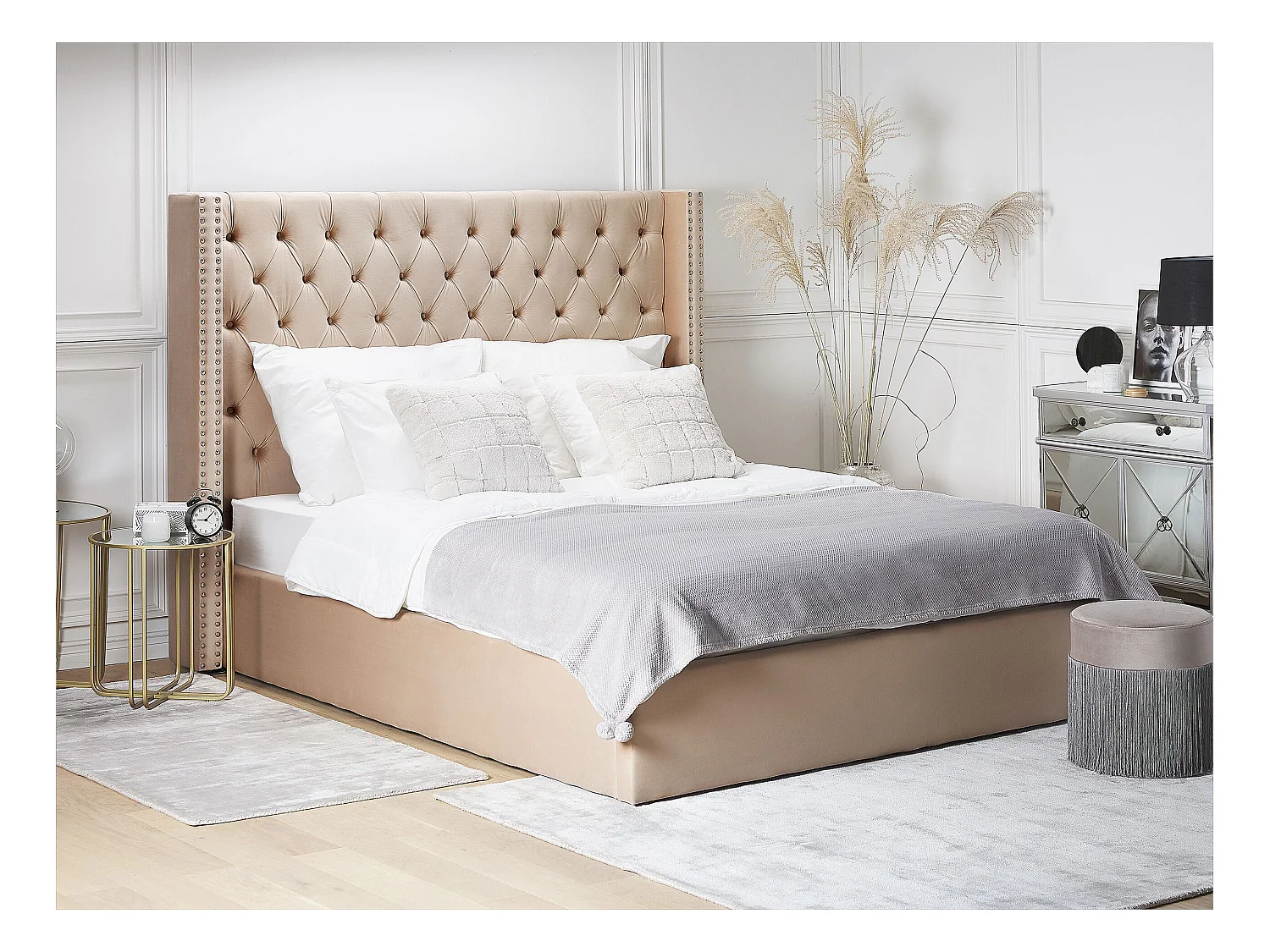 Bequemes Bett Samtstoff hohes Kopfteil in Beige 180 x 200 cm Bettkasten Lubbon