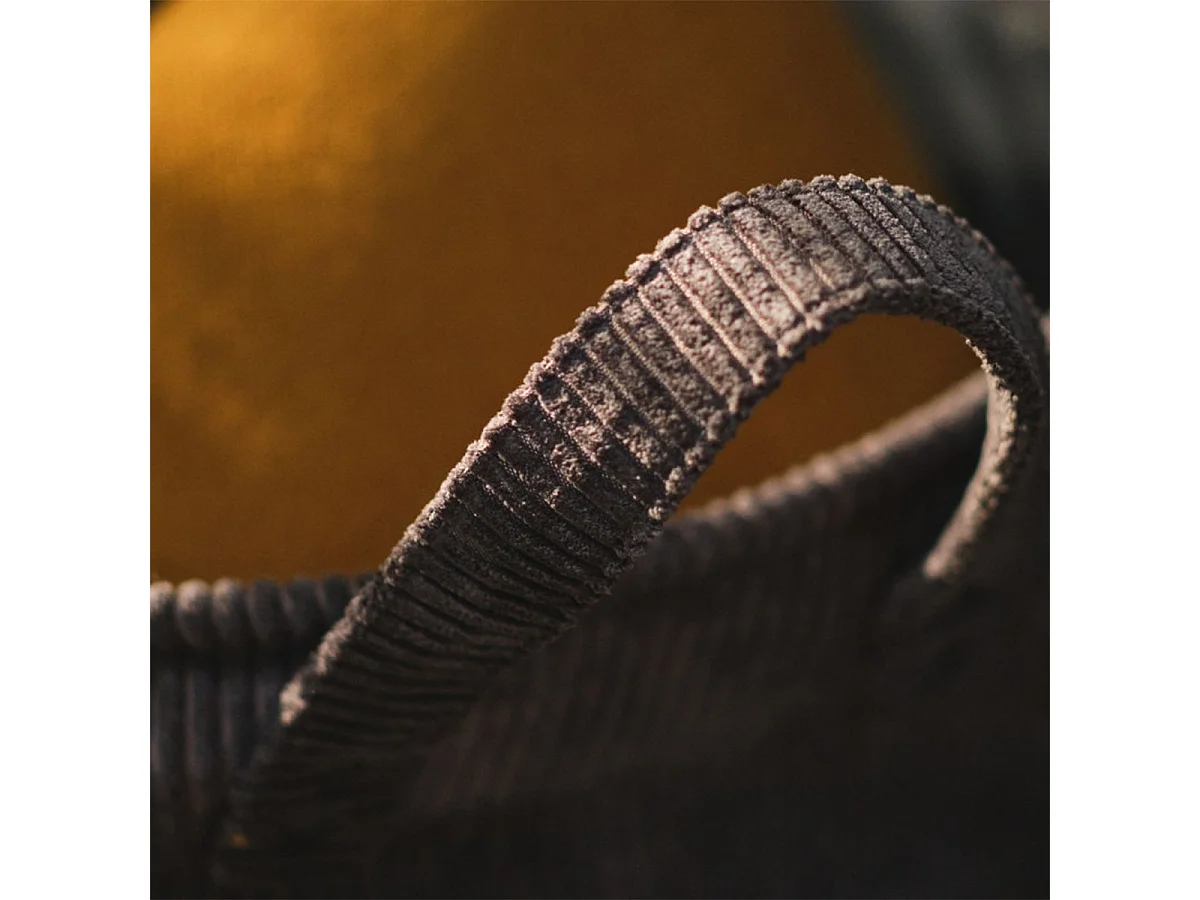 Ronde corduroy mand met twee handgrepen aan de zijkant. Houtskool 40x45cm