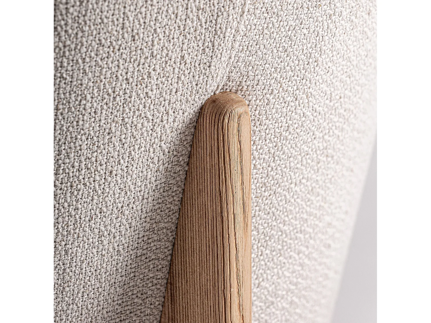 Chaise curvée en tissu beige et bois massif de chêne clair NARA-Beige