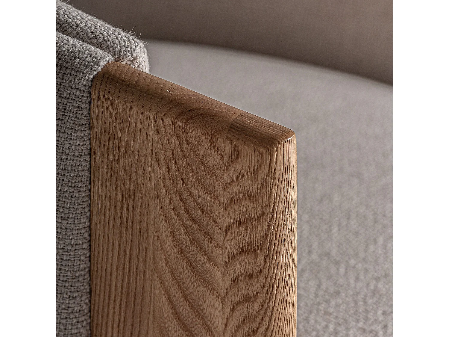 Chaise curvée en tissu beige et bois massif de chêne clair NARA-Beige