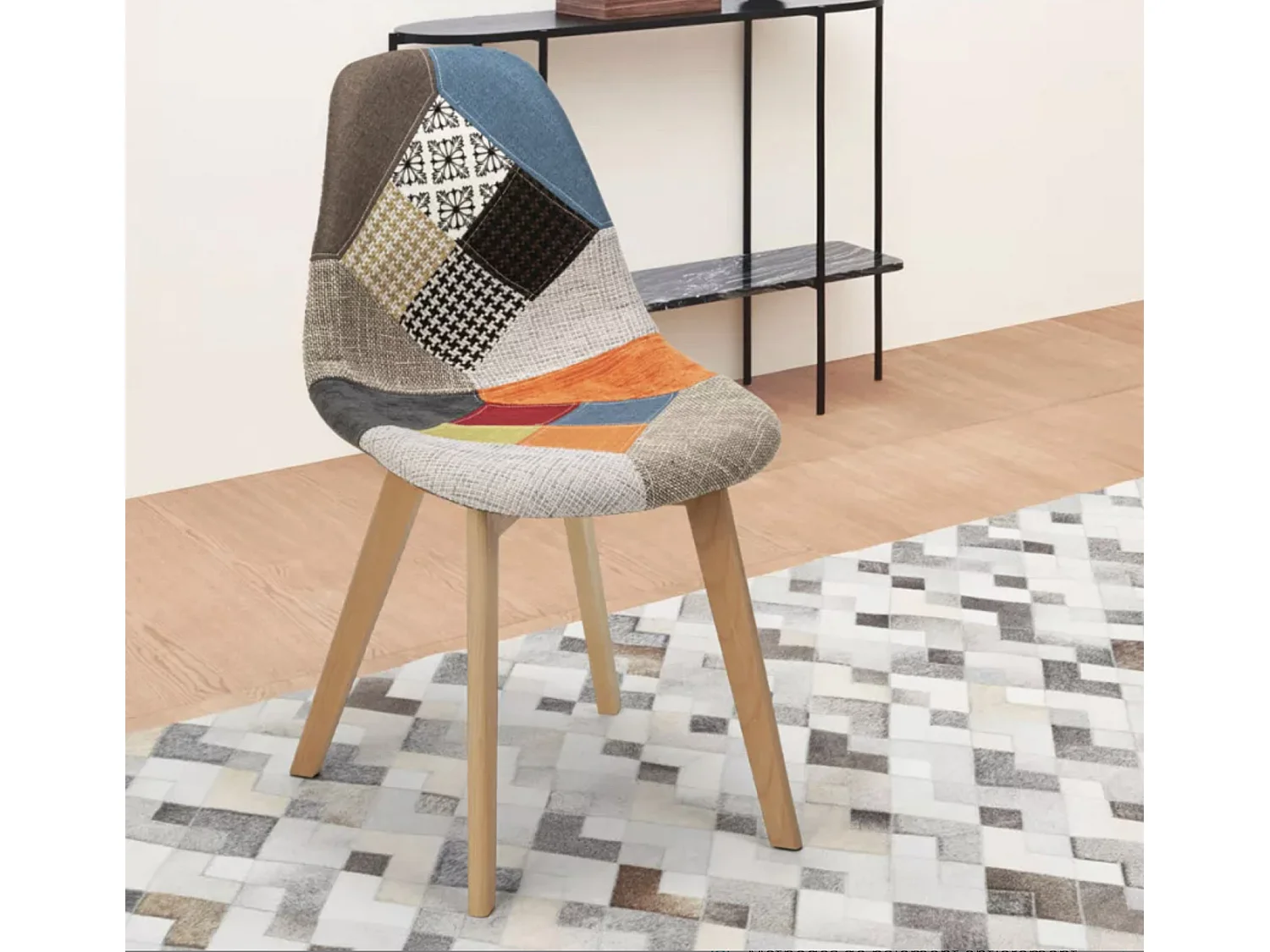 Chaise en tissu patchwork multicouleurs et pied en bois naturel Vinto