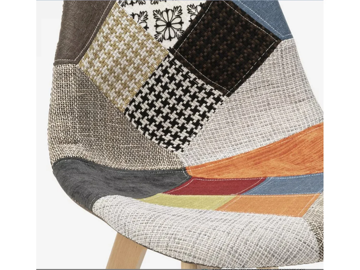 Chaise en tissu patchwork multicouleurs et pied en bois naturel Vinto