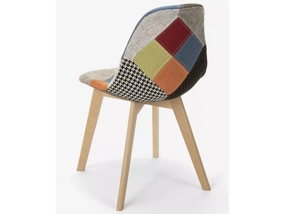 Chaise en tissu patchwork multicouleurs et pied en bois naturel Vinto