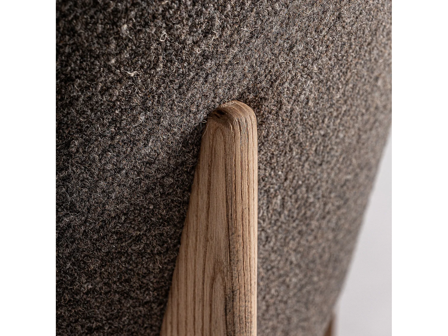 Chaise curvée en tissu beige et bois massif de chêne clair NARA-Marron