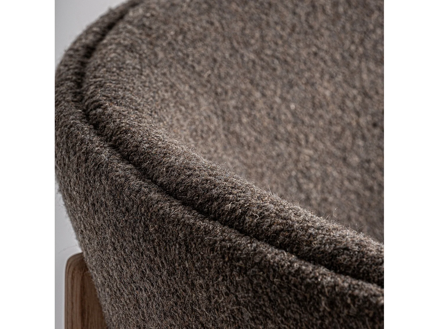 Chaise curvée en tissu beige et bois massif de chêne clair NARA-Marron
