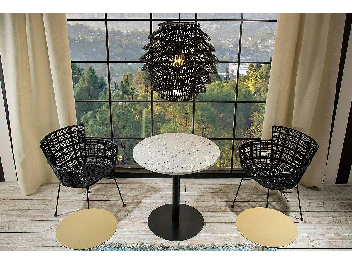 Stoel met rieten armleuningen en zwart metalen poten van Mim's