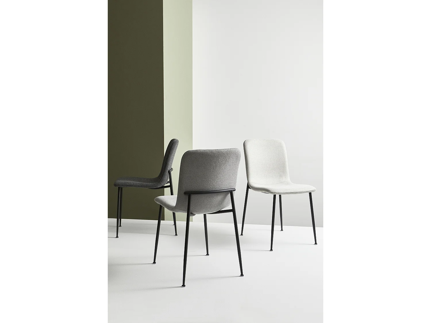 Lot de 4 chaises BRIKA – Assise tissu & pieds en acier noir-Gris clair