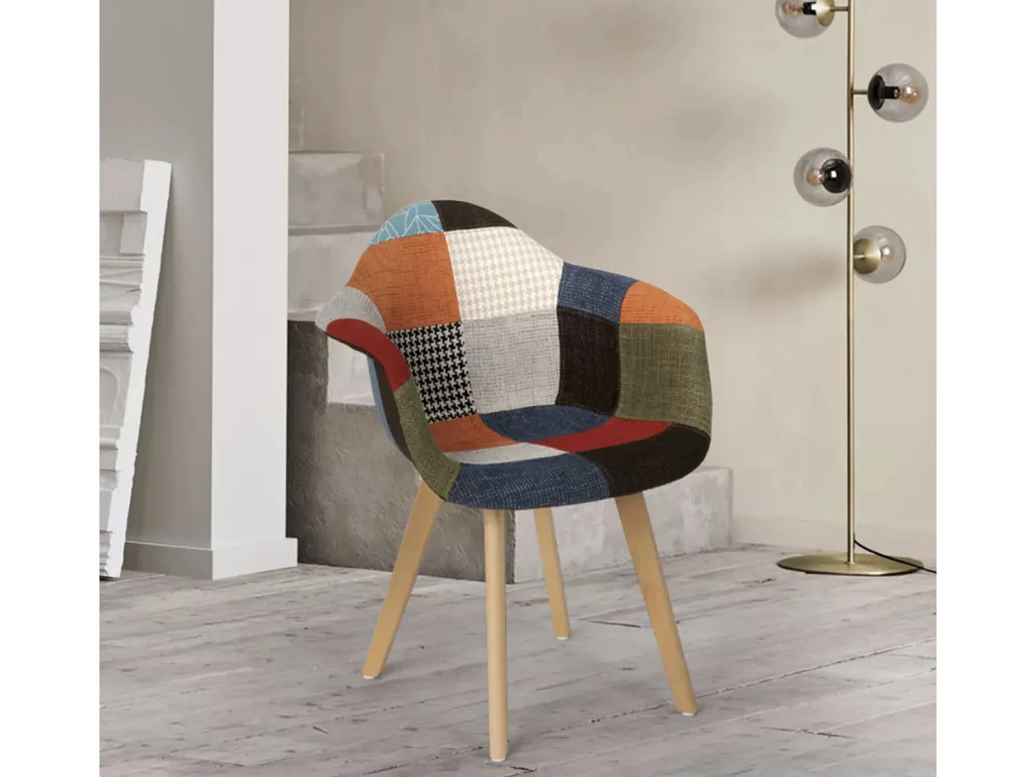 Fauteuil in veelkleurige patchworkstof en licht eikenhouten Tarkal poten