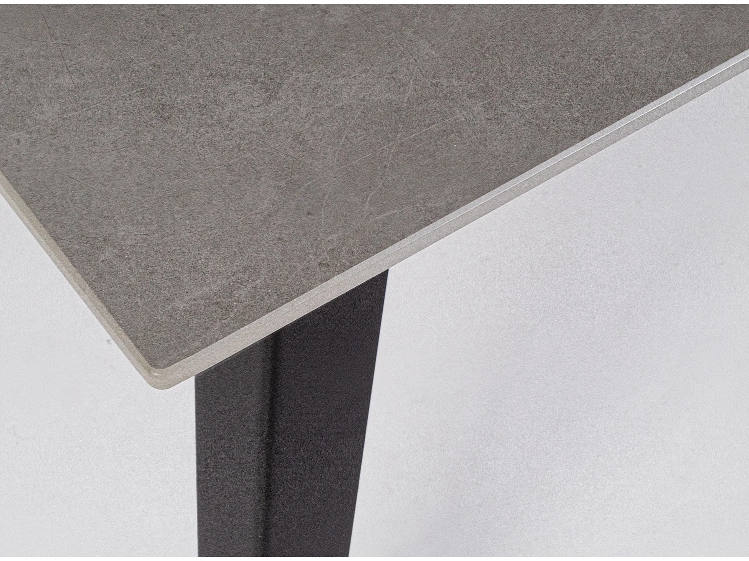 Table rectangulaire ARJETA 140cm – grès cérame effet marbre & pieds acier-Noir