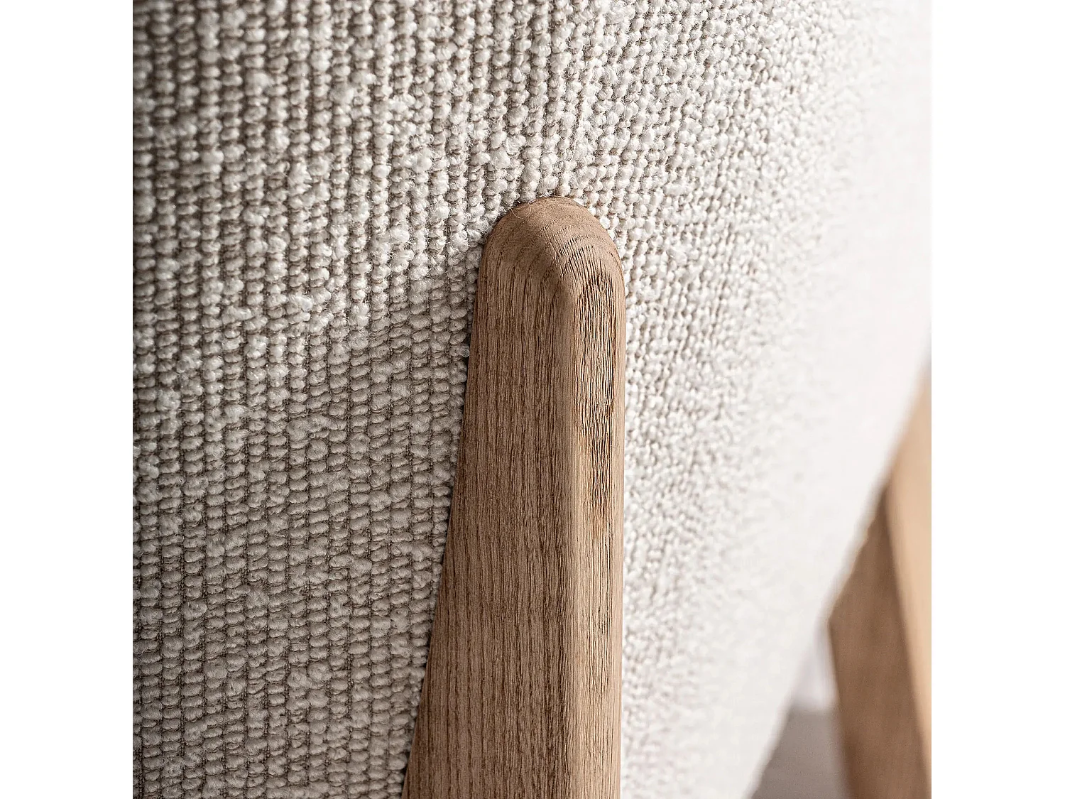 Sillón NARA – Madera maciza de roble marrón claro y tela-ribete verde crudo