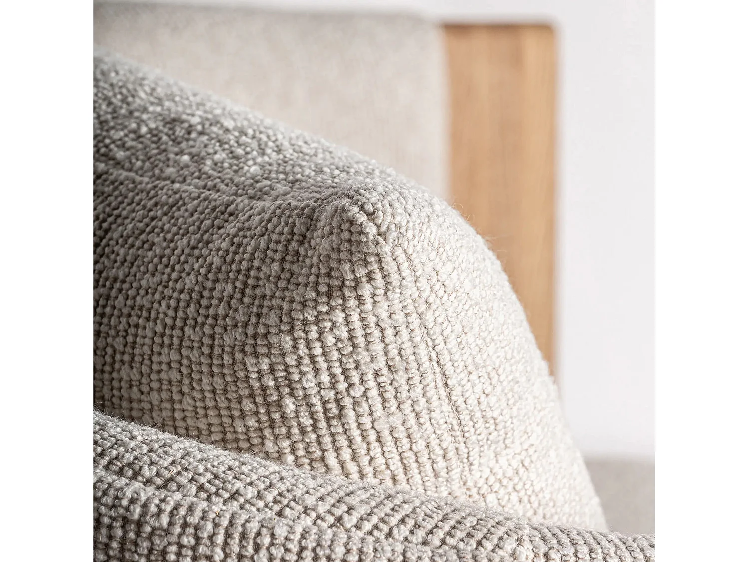 Sillón NARA – Madera maciza de roble marrón claro y tela-ribete verde crudo