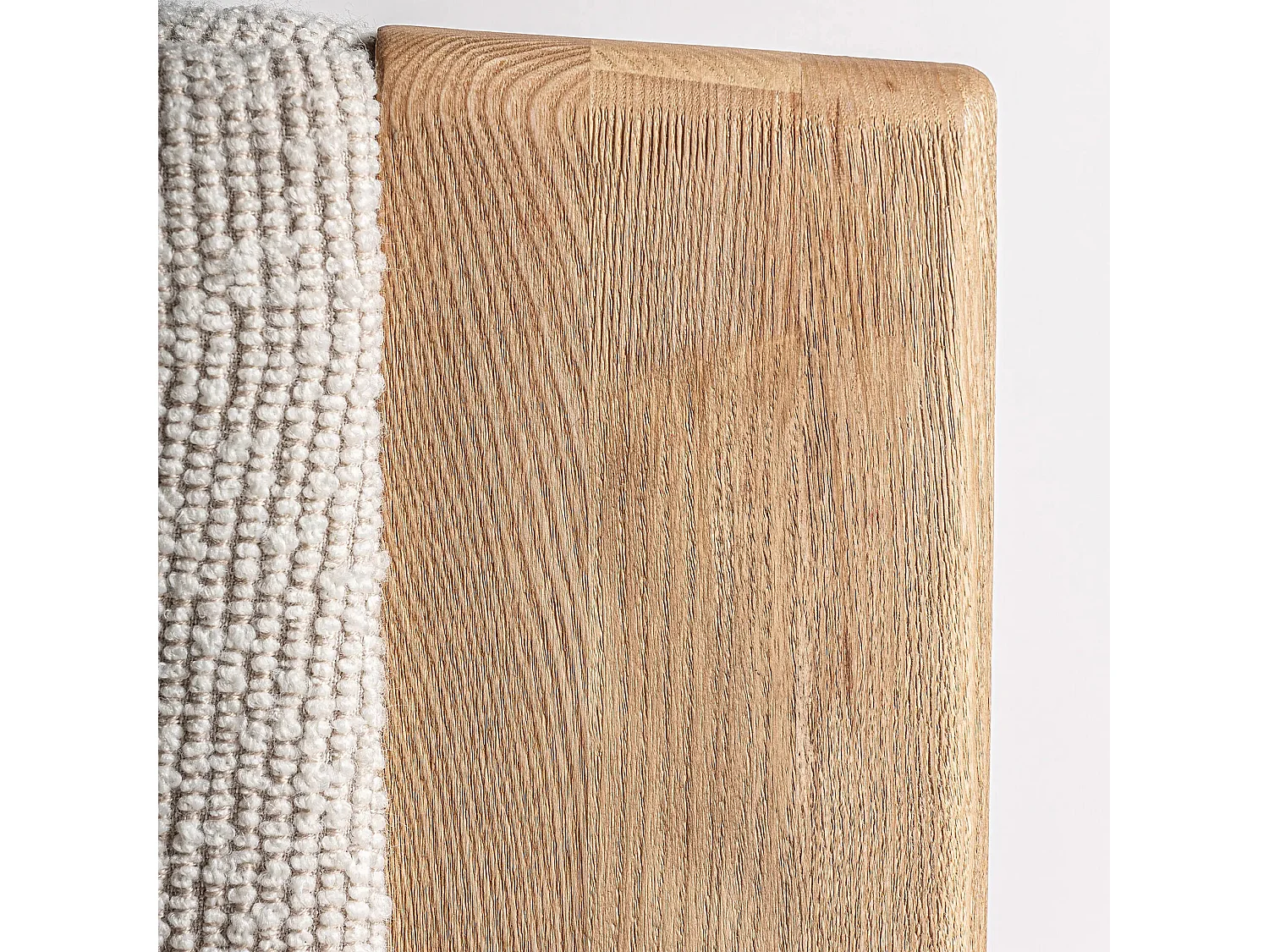 Sillón NARA – Madera maciza de roble marrón claro y tela-ribete verde crudo