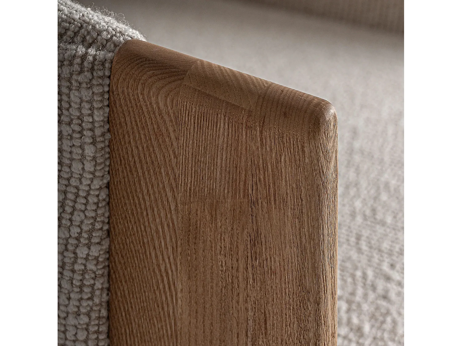 Sillón NARA – Madera maciza de roble marrón claro y tela-ribete verde crudo