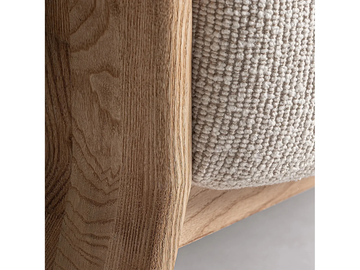 Sillón NARA – Madera maciza de roble marrón claro y tela-ribete verde crudo