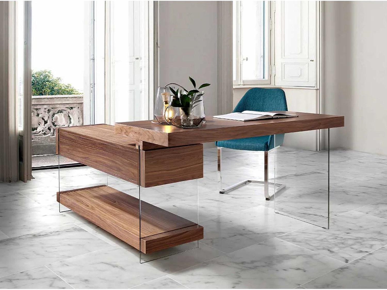 Design hoekbureau in walnoothout en gehard glas Kliver