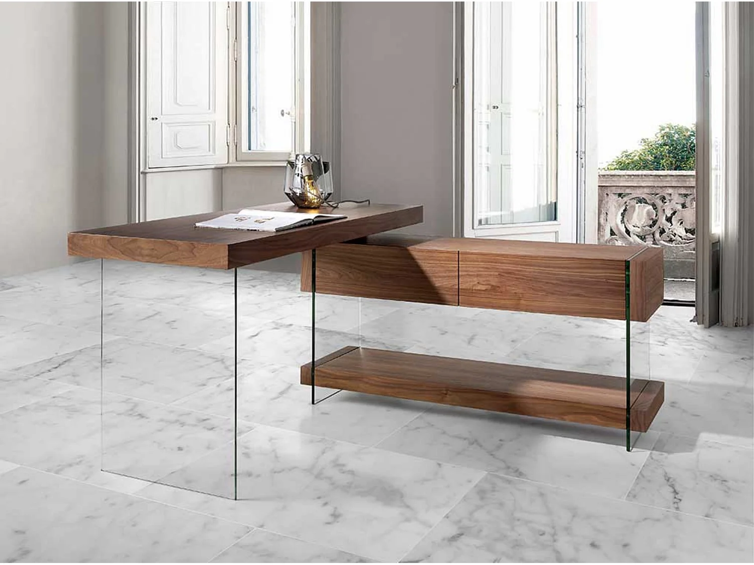 Design hoekbureau in walnoothout en gehard glas Kliver