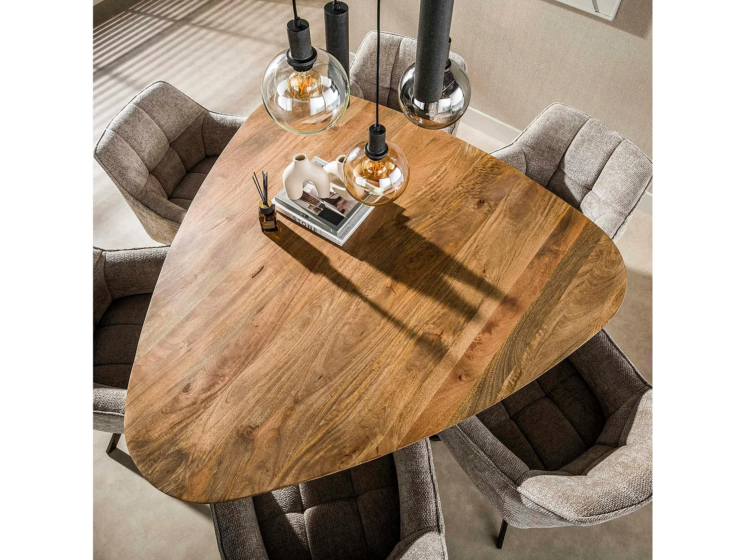 Table à manger bois de manguier forme triangulaire 150 cm CREEK