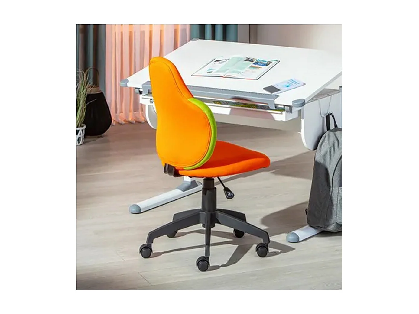 Chaise de Bureau Enfant Pivotante à Roulettes avec assise rembourrée, coloris Orange/Vert - Longueur 52 x Profondeur 56 x Hauteur 103,5 cm
