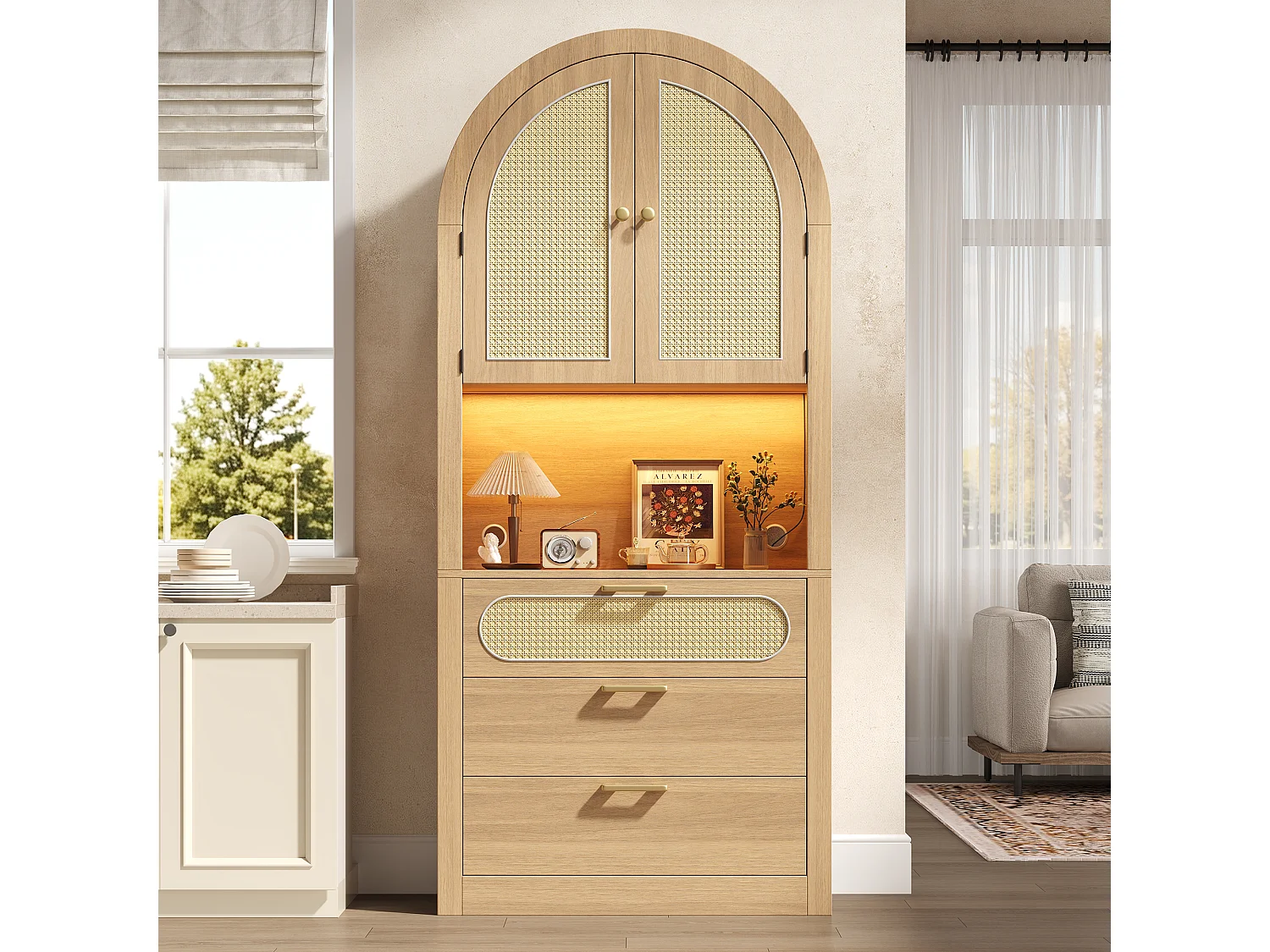 Modernes, geschwungenes Sideboard (80 x 35 x 180 cm) mit LED-Beleuchtung, Rattantüren, 2 Einlegeböden und 3 Schubladen aus Spanplatte in Naturholzoptik.