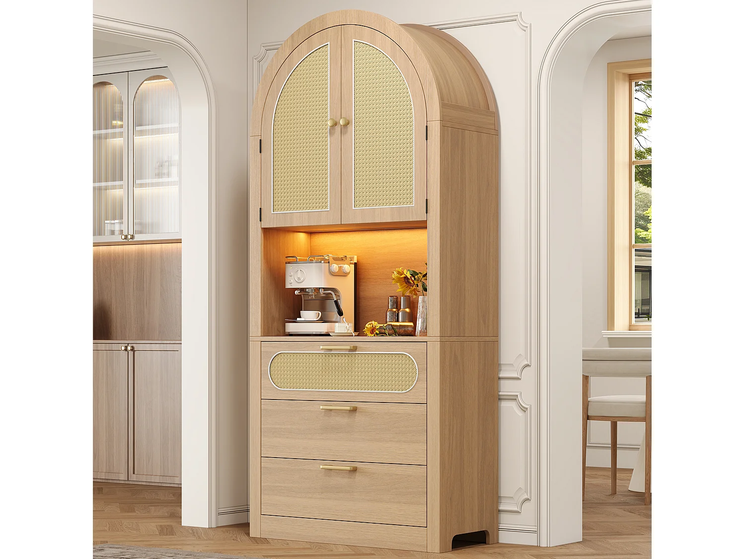 Modernes, geschwungenes Sideboard (80 x 35 x 180 cm) mit LED-Beleuchtung, Rattantüren, 2 Einlegeböden und 3 Schubladen aus Spanplatte in Naturholzoptik.