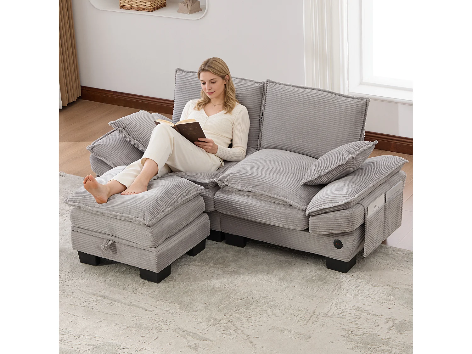 Dwuosobowy zestaw wypoczynkowy z tkaniny sztruksowej - 190 x 132 x 84 cm - z 1 pufem ze schowkiem + portem USB + kieszeniami - jasnoszary