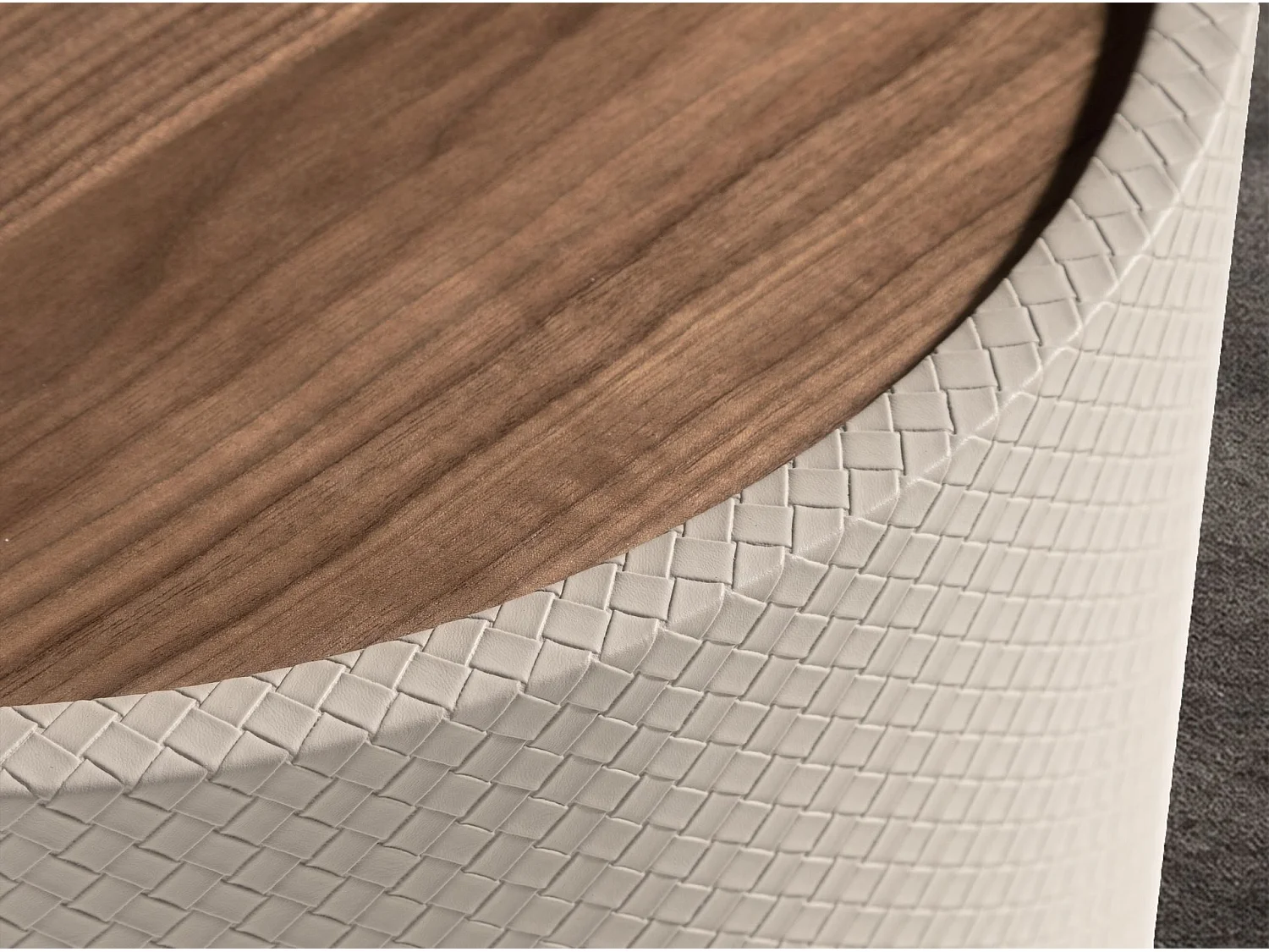 Runder Beistelltisch aus Nussbaum, Nussbaum und Holz mit Kunstlederbezug in Sandfarbe 2165 ANGEL CERDA