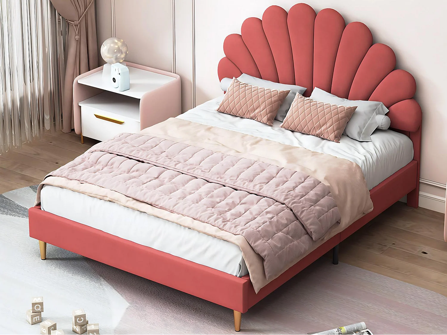 Lit double élégant, recouvert de velours rose, tête de lit en forme de coquillage, style moderne, pieds de lit dorés.