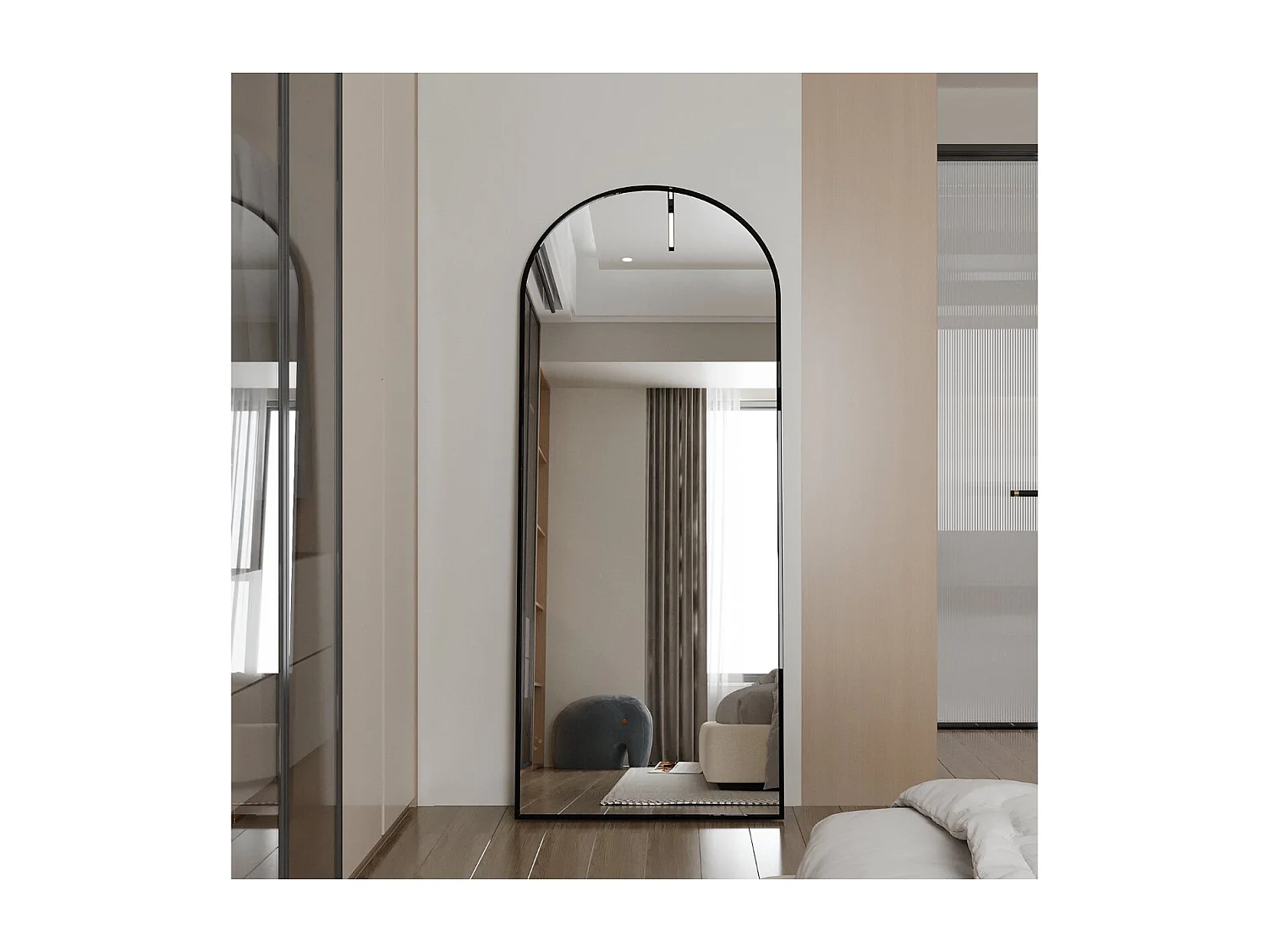 Un miroir arqué sur pied avec un cadre doré convient à une chambre de style moderne et minimaliste.