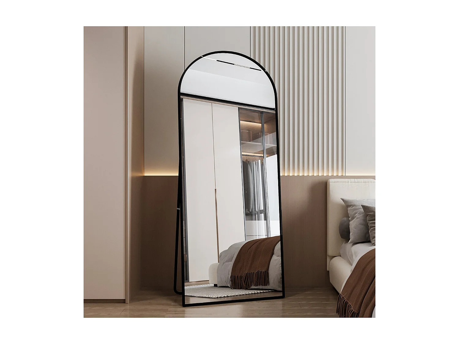 Un miroir arqué sur pied avec un cadre doré convient à une chambre de style moderne et minimaliste.
