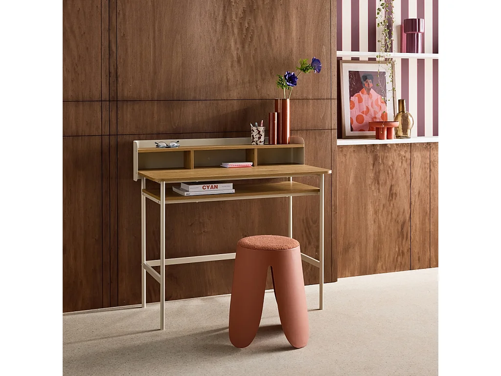 Escritorio de metal y decoración de madera con 3 nichos beige