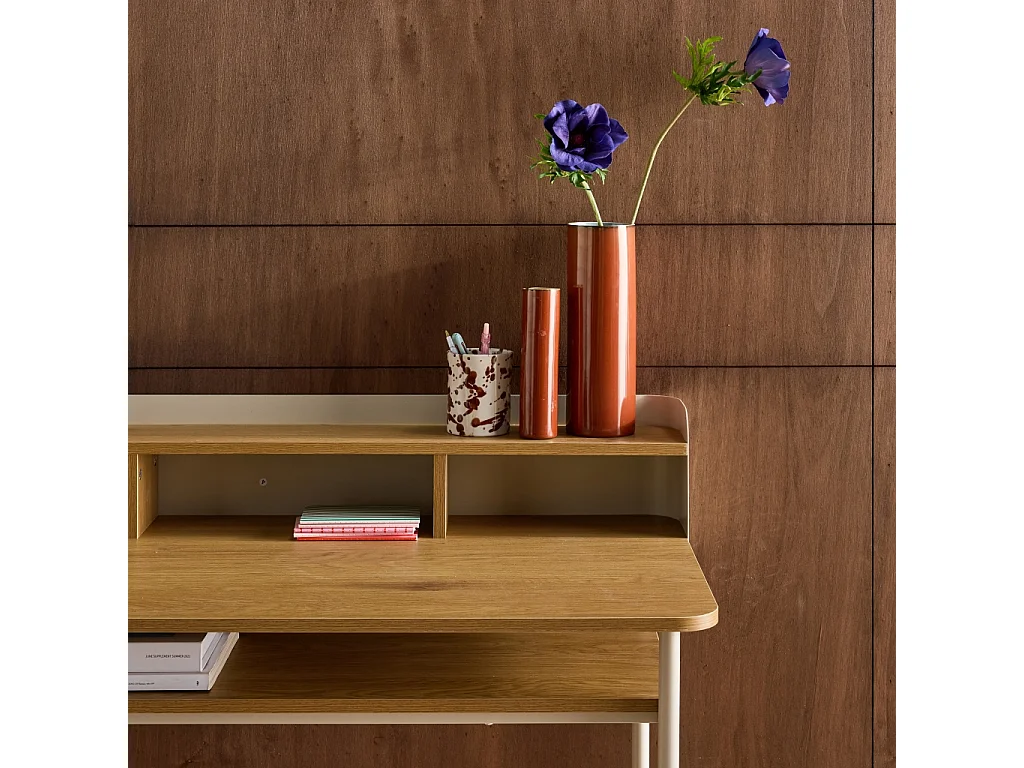 Escritorio de metal y decoración de madera con 3 nichos beige