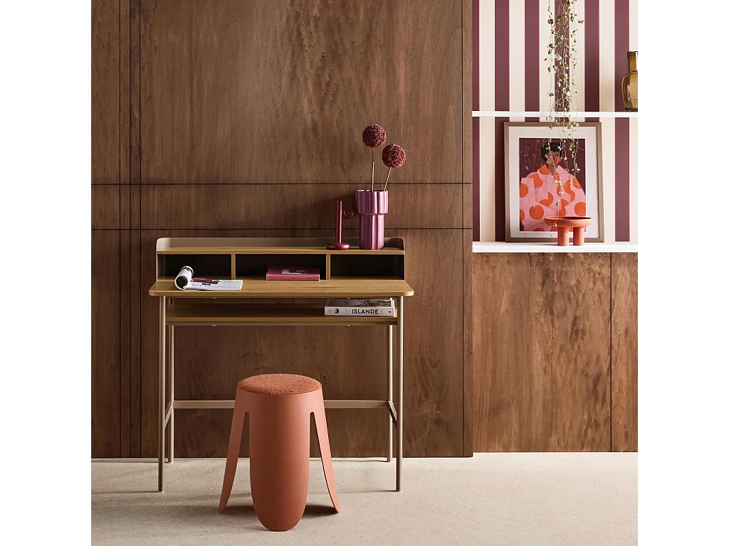 Escritorio de metal y decoración de madera con 3 nichos marrón