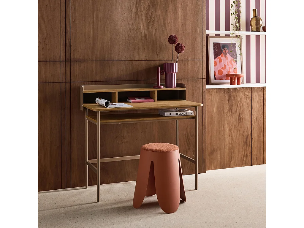 Escritorio de metal y decoración de madera con 3 nichos marrón