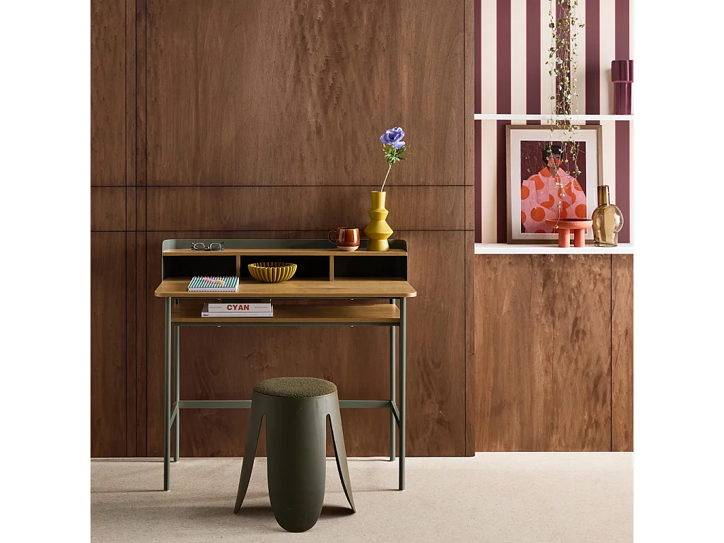 Escritorio de metal y decoración de madera con 3 nichos verde