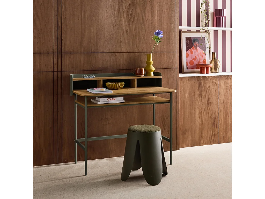 Escritorio de metal y decoración de madera con 3 nichos verde